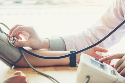 como se relacionan las hormonas con la presion arterial