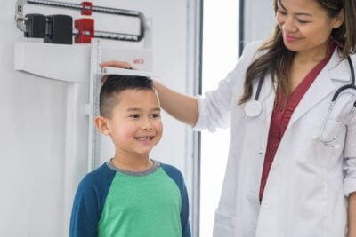 cuando debe un nino ser evaluado por un endocrinologo