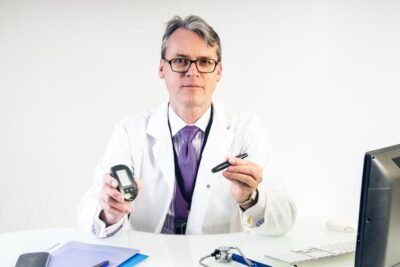 el papel de los medicos en el tratamiento de problemas hormonales